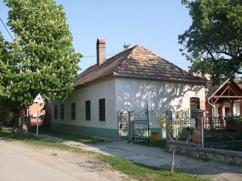 Bike Stop Duna Dunaszentmiklos Exterior photo